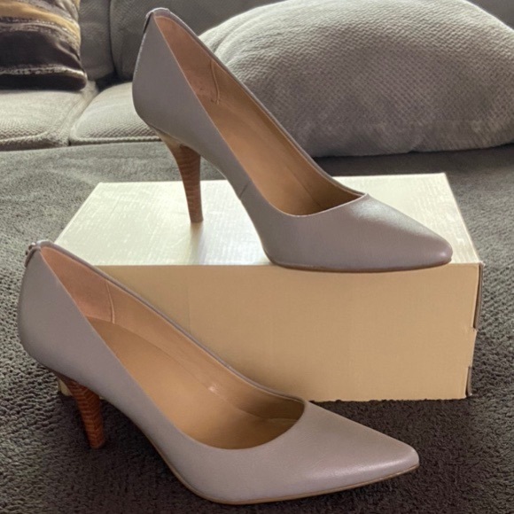 Michael Kors Shoes - Michael kors mid pumps